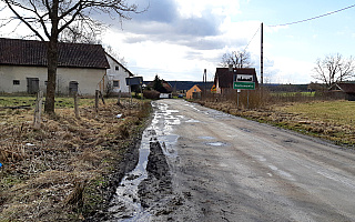 Mieszkańcy Kochanówki alarmują: droga do miejscowości jest rujnowana przez samochody z pobliskich żwirowni